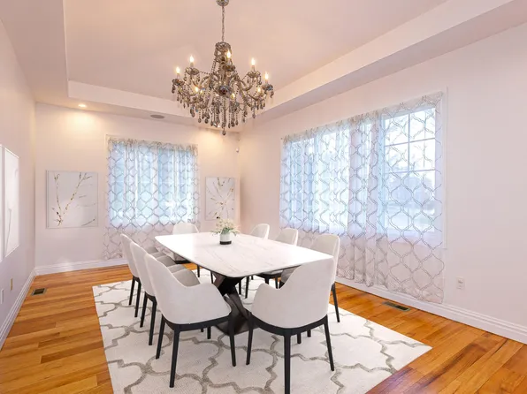 2 Avalon Rd, Great Neck, NY 11021