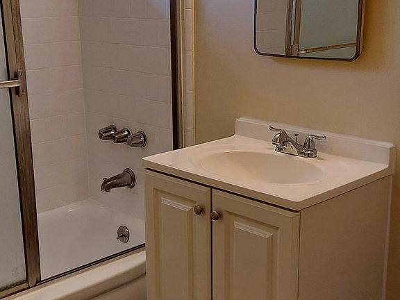Full bathroom - tub/shower