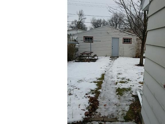2nd image of 209 Douglas St W