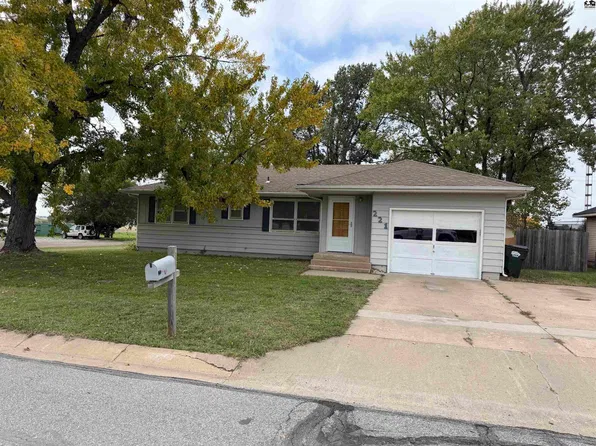221 S Clark Ave, Lyons, KS 67554