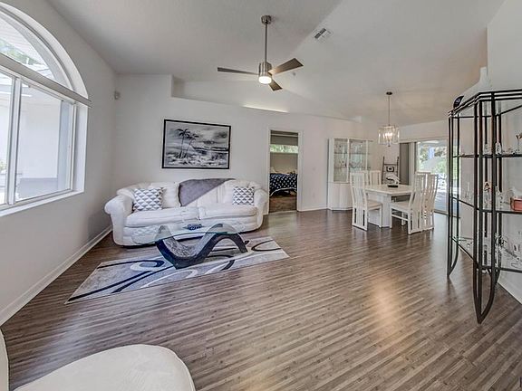 5th image of 32 Palmer Ln