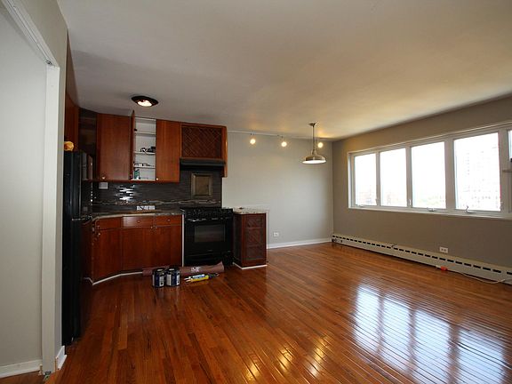 3rd image of 700 W Bittersweet Pl APT 1009