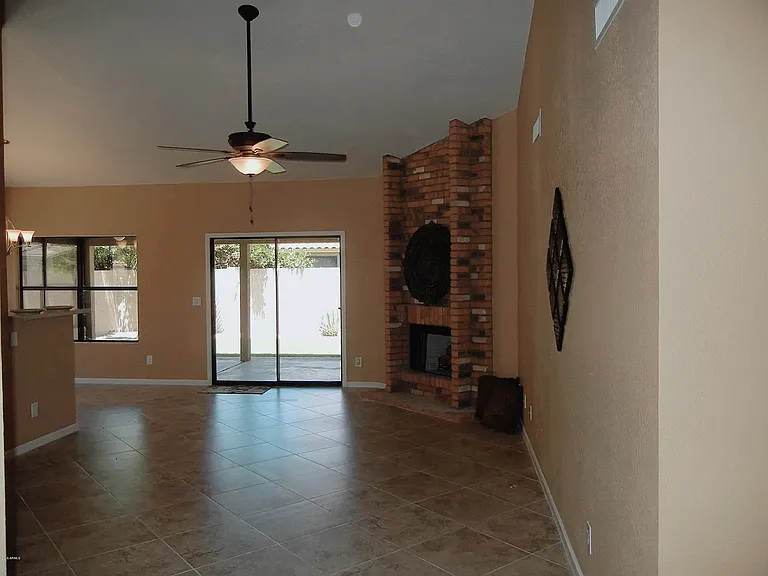 1142 E Scott Ave — Photo 2