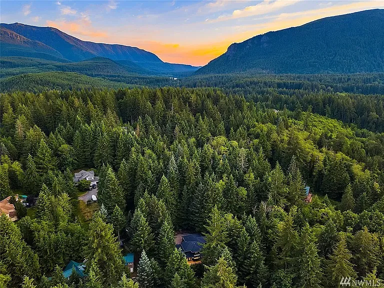 Aerial photo. 5 mins to the town of North Bend and I-90. Very peaceful