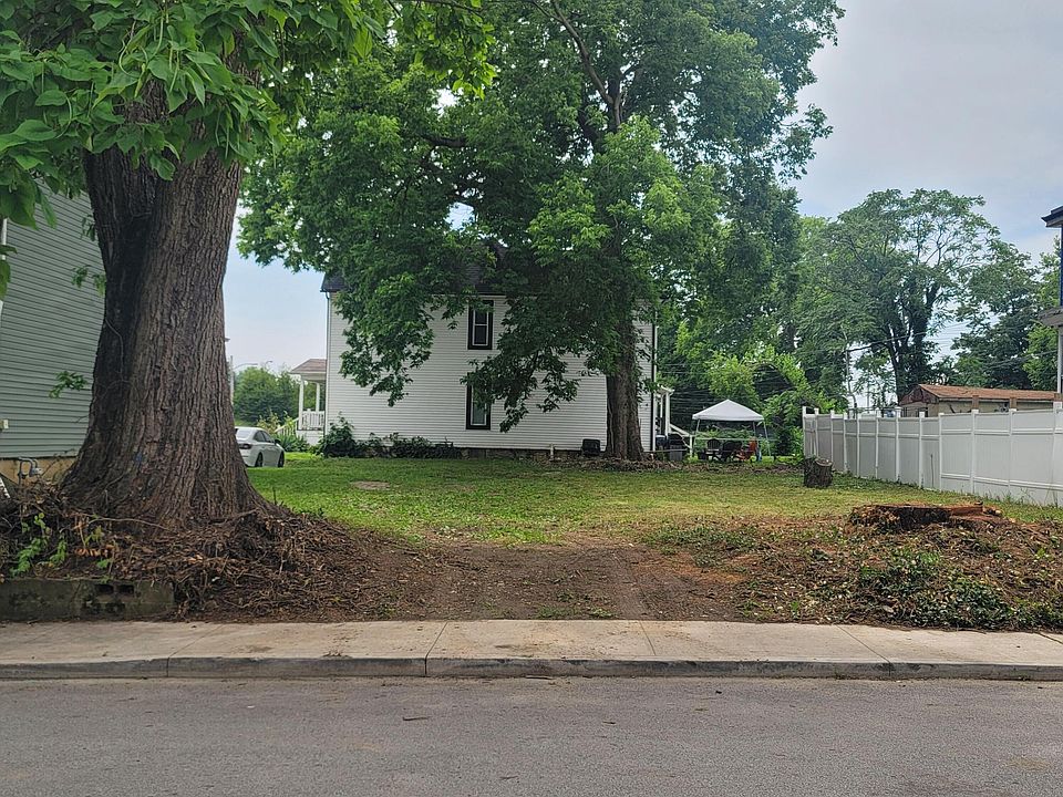 2nd image of 1525 E Fulton St