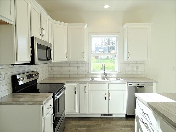 3rd image of 28 Glenbrook Ct
