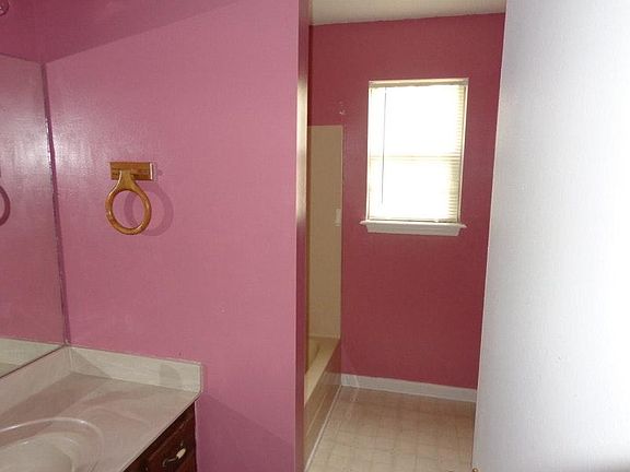 4th image of 561 Barney Ln