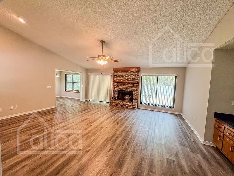 4 bed, 2.0 bath, 2022 sqft, $2,014 — Photo 4
