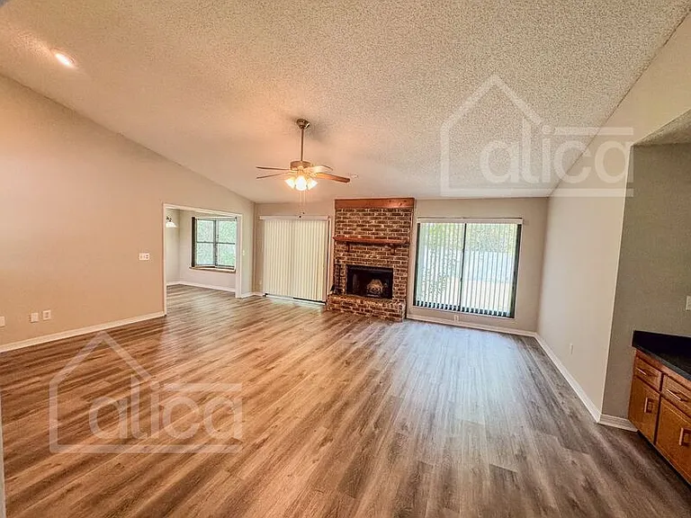 1959 Sussex Dr N — Photo 4