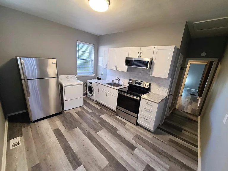 610 Clark St — Photo 13