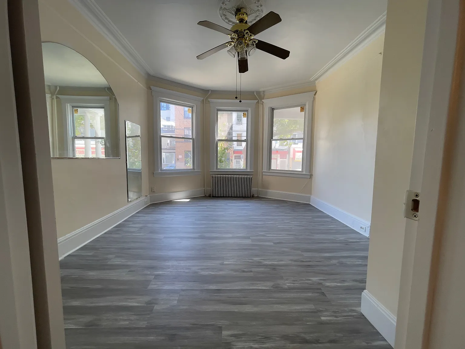 3 bed, 1.5 bath, 1000 sqft, $2,450 — Photo 2