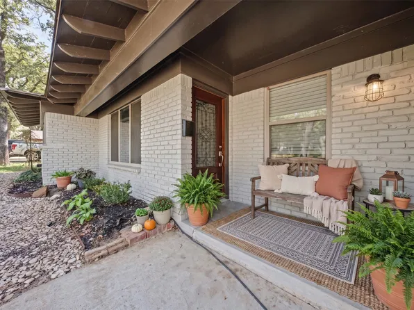 6404 Ravenswood Dr, Fort Worth, TX 76112