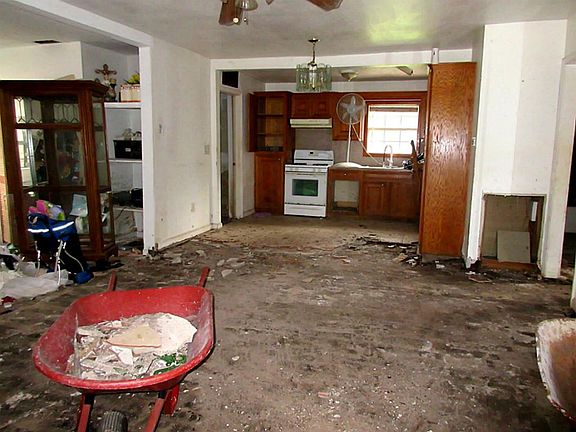 4th image of 415 Pecan Dr