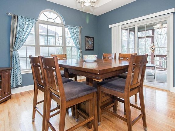 amaryllis breakfast room