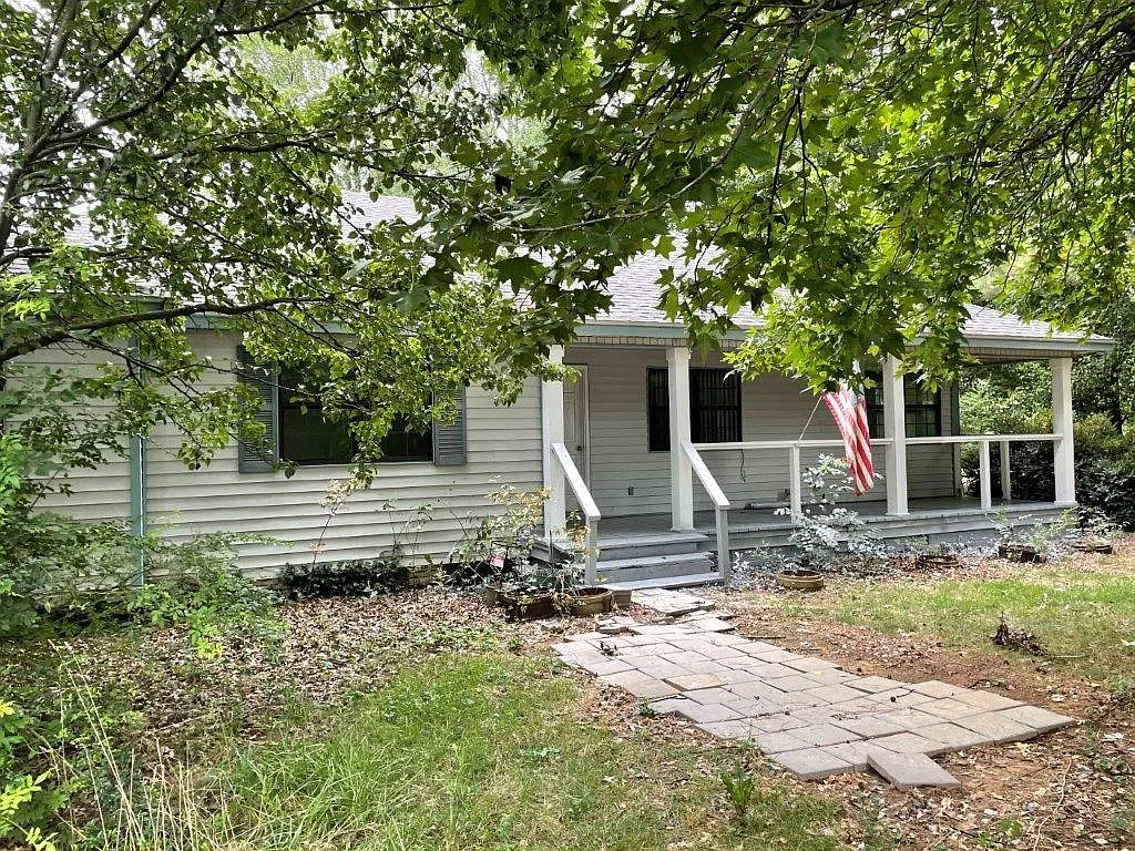 3 bed, 1750 sqft, $1,975 — Photo 1