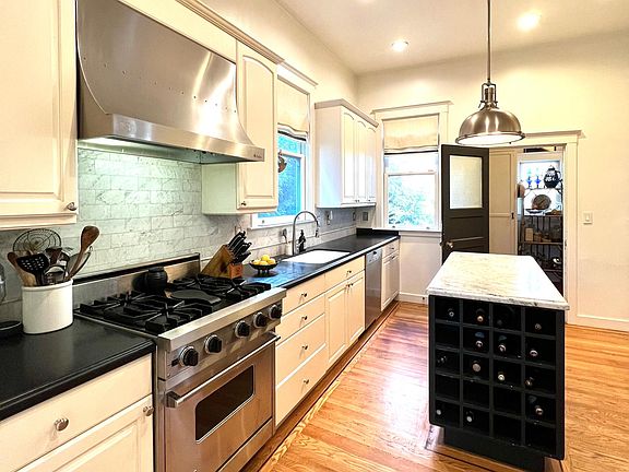 5th image of 1059 Noe St