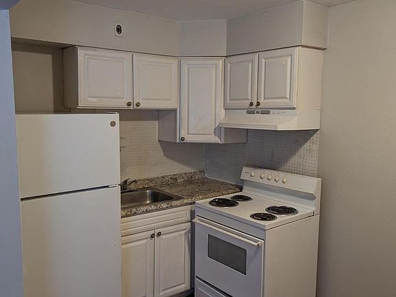 4th image of 3320 Greenwood Blvd APT 4