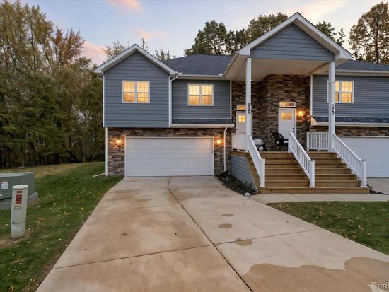 280 Whispering Pines Dr, Fenton, MI 48430