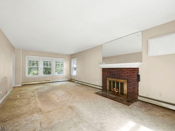 4th image of 30 Bloomfield Ave