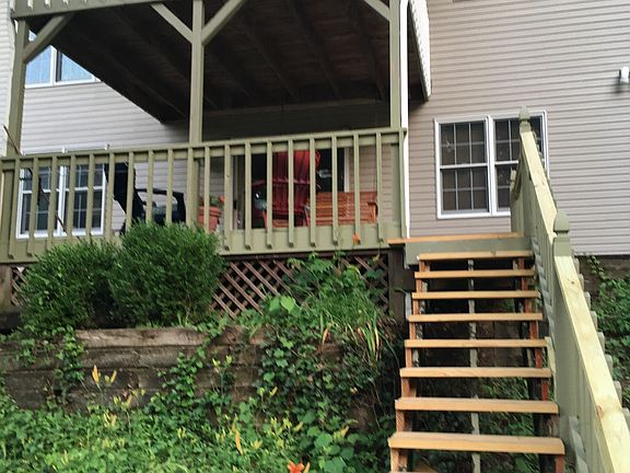 Stairs from dock to deck