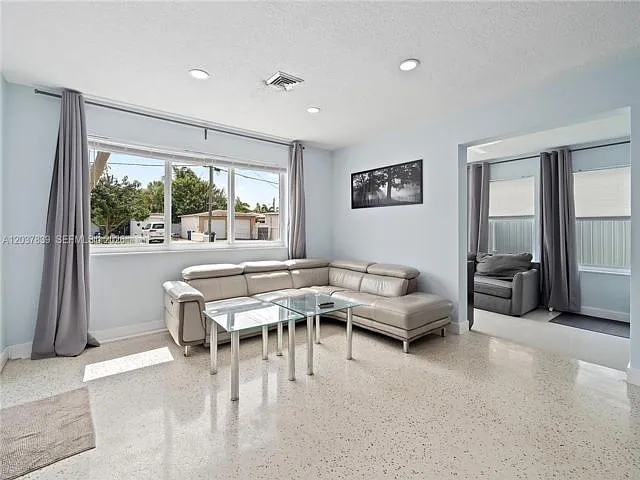 644 SW 7th Ct — Photo 5