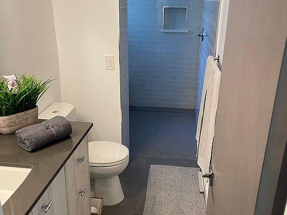 4th image of 940 Coral St