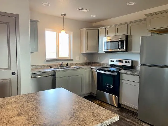 452 Constitution Blvd — Photo 2