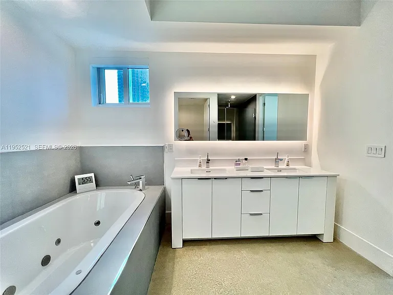 50 S Pointe Dr #LOFT5 — Photo 8