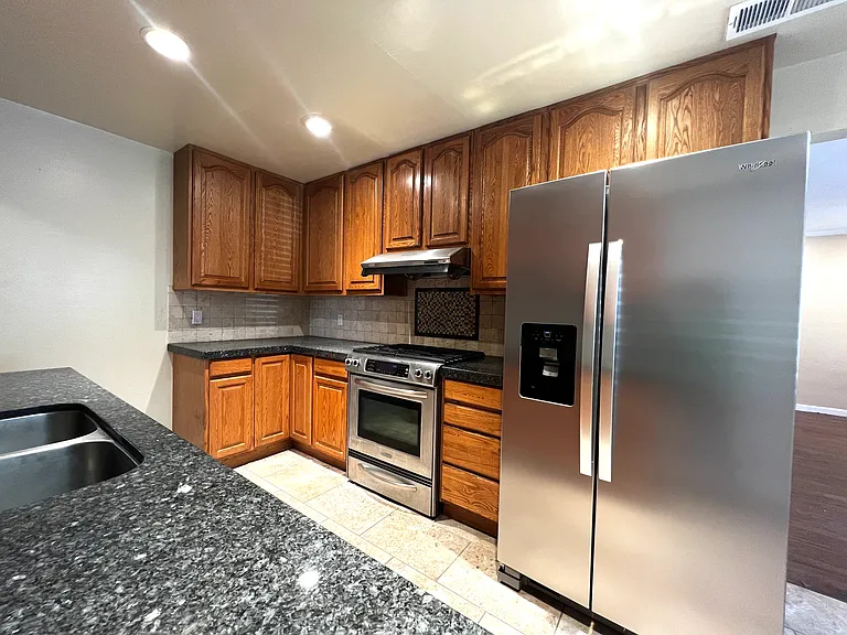 1079 Bradford Dr — Photo 9