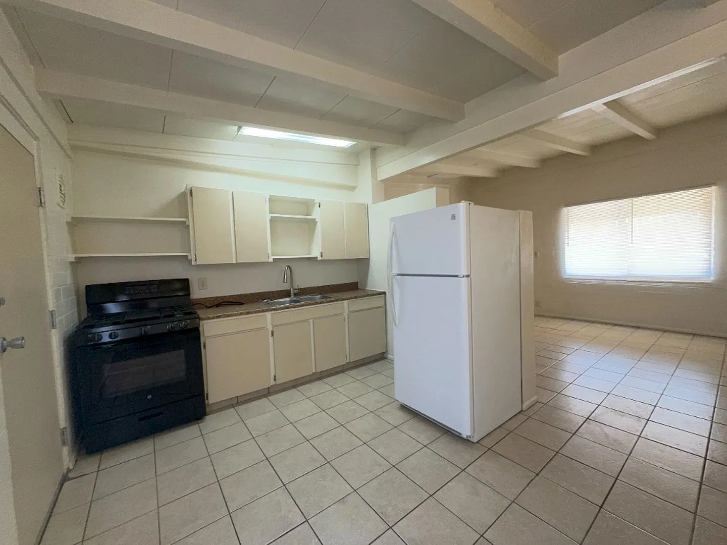 Nice 2 bedroom, 1 bathroom apartment — Photo 1