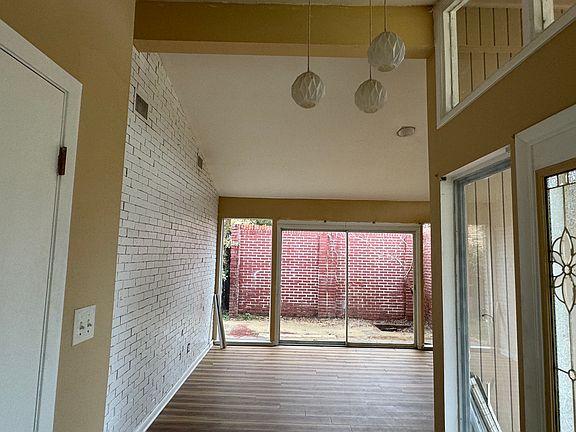 2nd image of 1070 Langley Ave