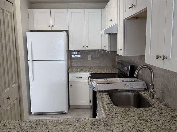 2nd image of 1471 W 43rd Pl APT 303