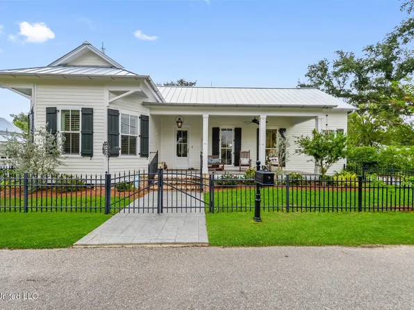 107 McDonald Ln, Bay Saint Louis, MS 39520