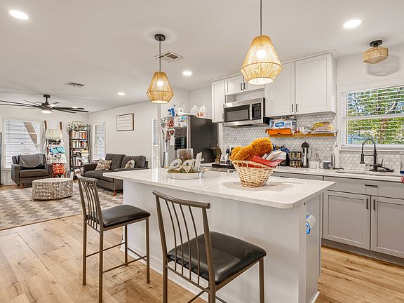 5th image of 3921 Maple Ave