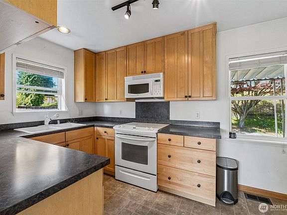5th image of 10235 33rd Avenue SW