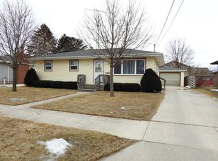 737 S 30th St, Manitowoc, WI 54220