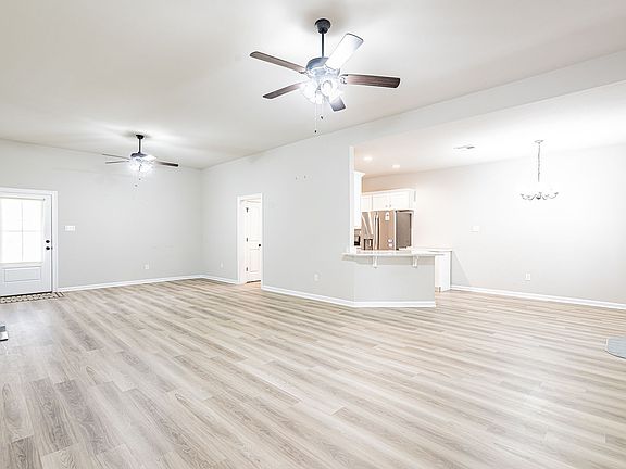 4th image of 202 Sparkling Meadows Ln