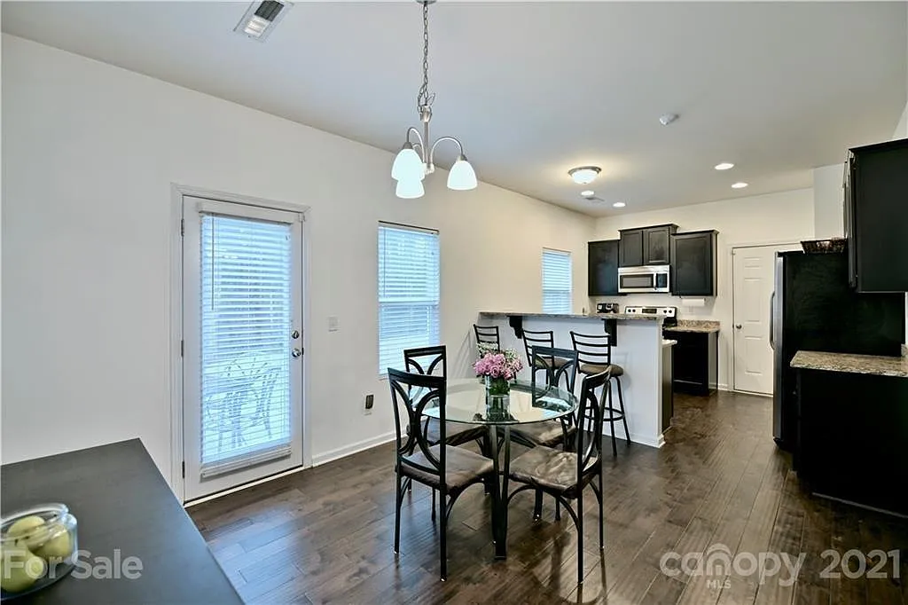 4 bed, 2.5 bath, 1872 sqft, $2,700 — Photo 4