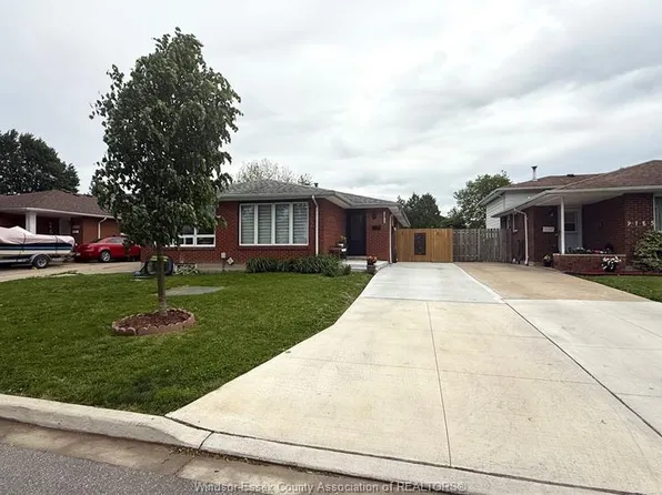 9793 Lynngrove Cres, Windsor, ON N8R 1B8