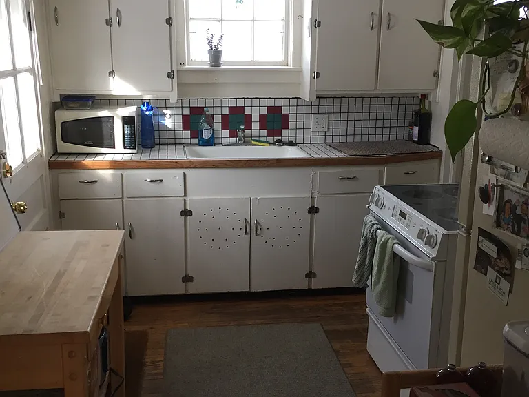 649 University Ave — Photo 4