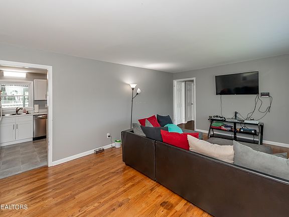 4th image of 1109 Adair Dr