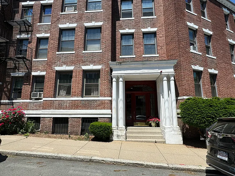 130 Sutherland Rd #4 — Photo 8