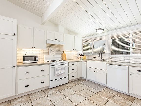 4th image of 16243 Gledhill St