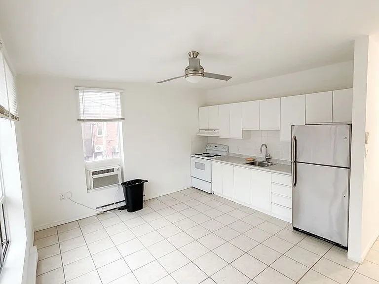 968 Bathurst St #4 — Photo 2