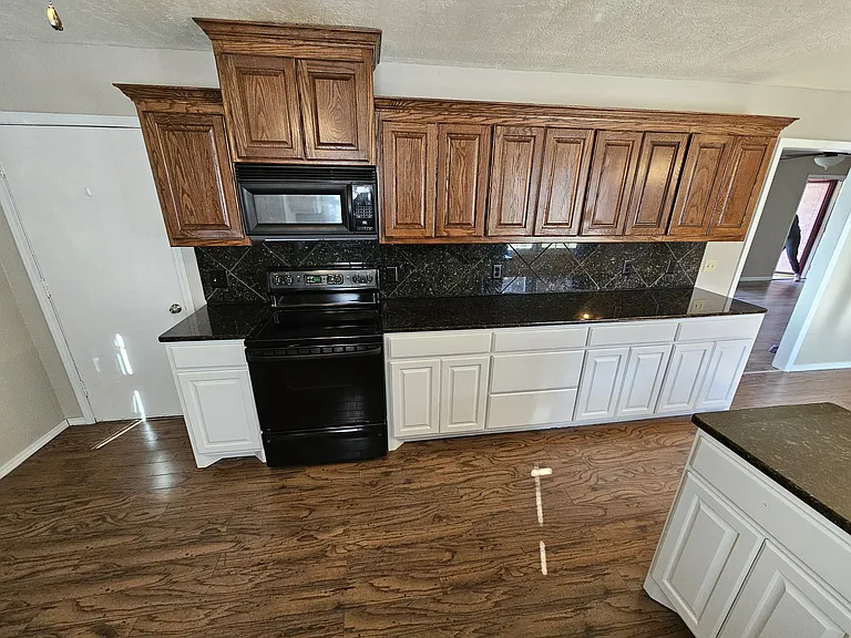 1904 W Oak Ave — Photo 7