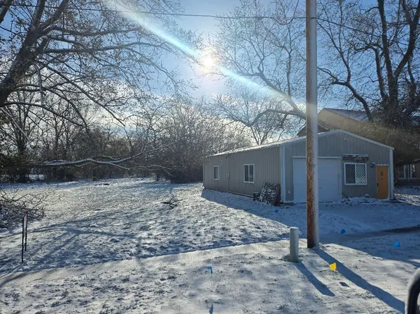 106 Elaine Ave, Hallsville, MO 65255