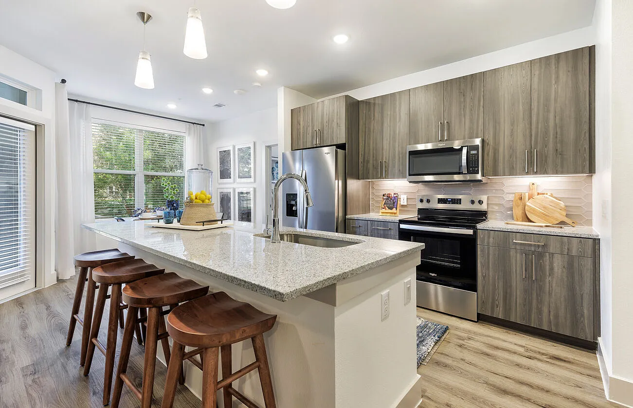 Avelyn Manor — Photo 1