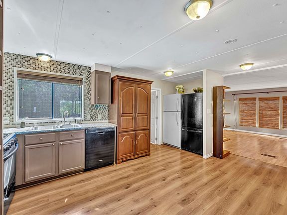 3rd image of 208 Whitewing Dr
