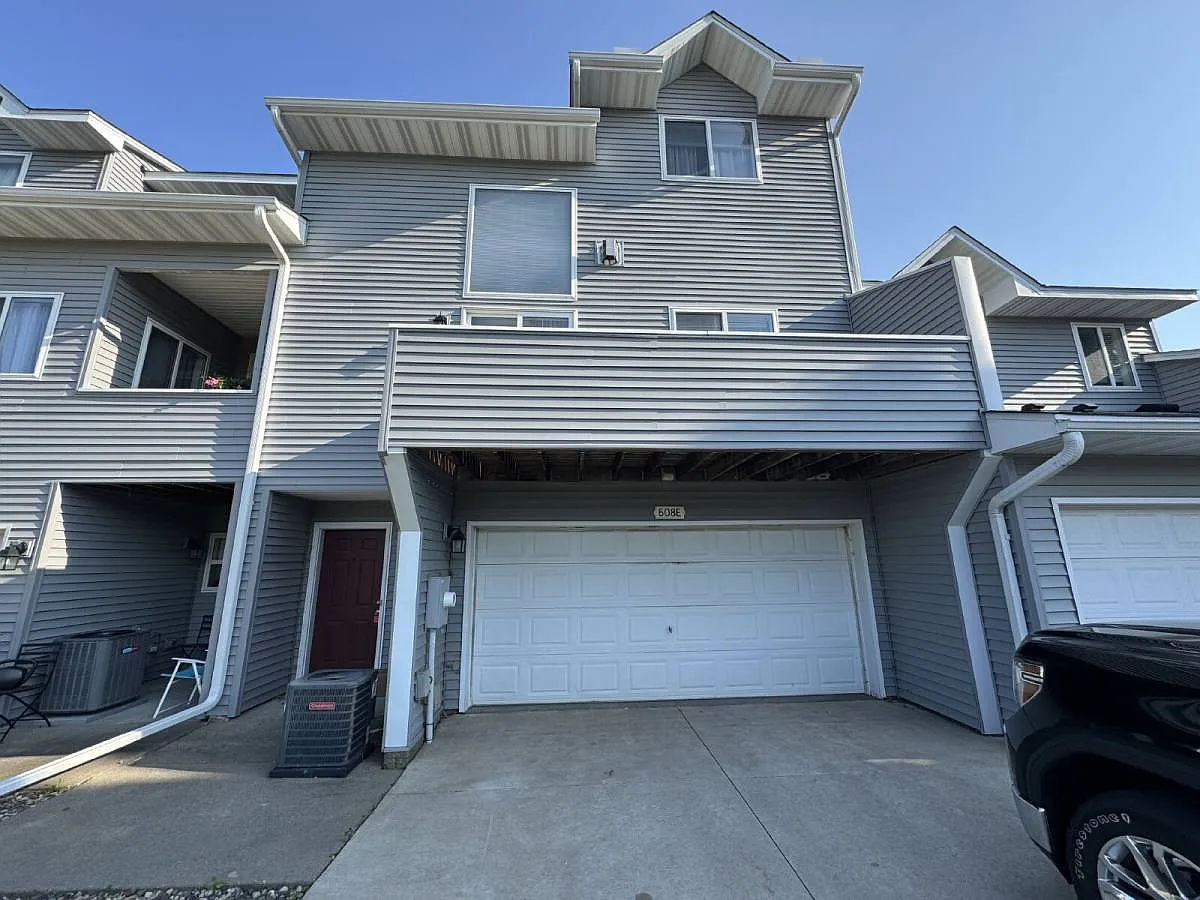 608 Kingfisher Lane E in Saint Paul, MN 55125 — Photo 1