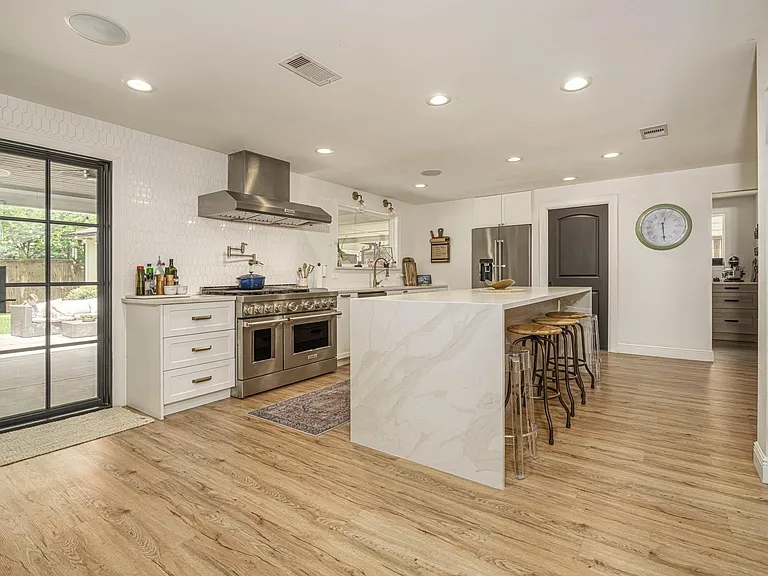 715 Thistlewood Dr — Photo 8